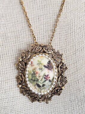 Vintage Sugar Egg Cameo Brooch Pendant Necklace